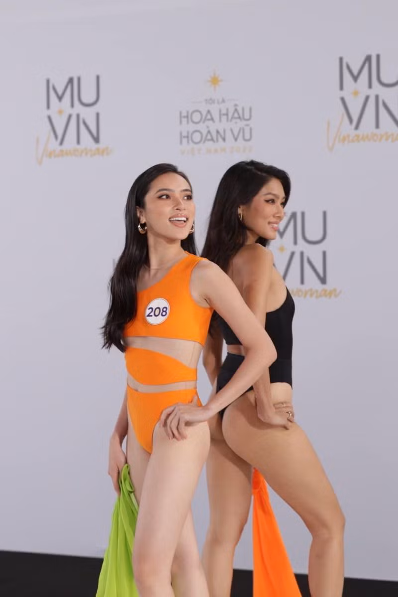 Nguoi dep di thi hoa hau: Chon vay khoe vong 1 qua da gay tranh cai-Hinh-6