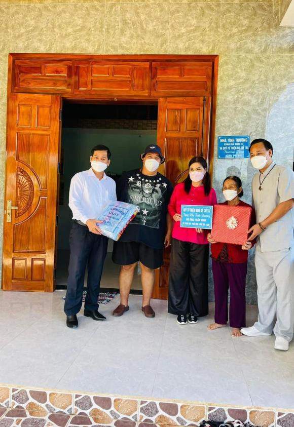 Ve Viet Nam chua bao lau, vo co NS Chi Tai lam dieu y nghia