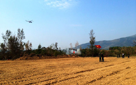 Máy bay trực thăng chở Đoàn công tác Bộ Quốc phòng đến khu vực Vũng Chùa – Đảo Yến kiểm tra thực địa.