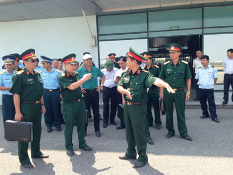 Trung tướng Nguyễn Quốc Khánh, Phó tổng Tham mưu trưởng QĐND Việt Nam và Đoàn công tác xác lập kế hoạch bảo đảm tại sân bay Đồng Hới.