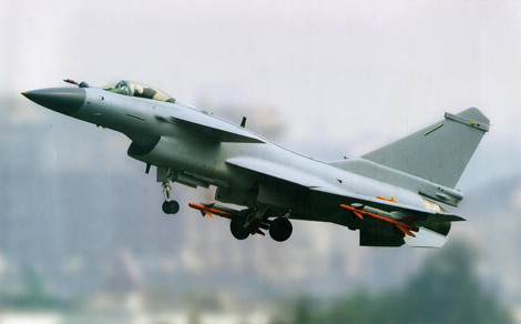 Biến thể J-10B thiết kế cửa hút không khí dưới bụng khác với J-10A. Sự gắn kết này tỏ ra chắc chắn và đáng tin cậy so với cửa hút không khí J-10A.