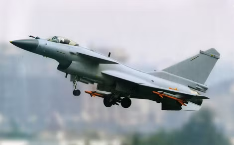 Biến thể J-10B thiết kế cửa hút không khí dưới bụng khác với J-10A. Sự gắn kết này tỏ ra chắc chắn và đáng tin cậy so với cửa hút không khí J-10A.