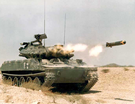 Xe tăng hạng nhẹ M551 Sheridan phóng tên lửa qua nòng.
