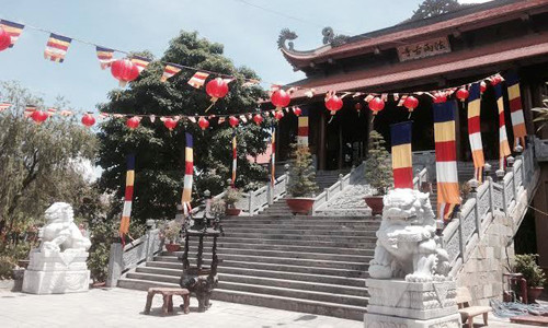 Chùa Pháp Võ, nơi nuôi dưỡng hàng trăm em nhỏ có hoàn cảnh bất hạnh suốt nhiều năm qua. Các em lớn dù đã tốt nghiệp đại học, cao đẳng có việc làm ổn định nhưng vẫn không rời xa mái ấm ở ngôi chùa này để cùng chung tay nuôi dưỡng nhiều trẻ em không may khác. Chùa Pháp Võ, nơi nuôi dưỡng hàng trăm em nhỏ có hoàn cảnh bất hạnh suốt nhiều năm qua. Các em lớn dù đã tốt nghiệp đại học, cao đẳng có việc làm ổn định nhưng vẫn không rời xa mái ấm ở ngôi chùa này để cùng chung tay nuôi dưỡng nhiều trẻ em không may khác.