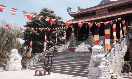 Chùa Pháp Võ, nơi nuôi dưỡng hàng trăm em nhỏ có hoàn cảnh bất hạnh suốt nhiều năm qua. Các em lớn dù đã tốt nghiệp đại học, cao đẳng có việc làm ổn định nhưng vẫn không rời xa mái ấm ở ngôi chùa này để cùng chung tay nuôi dưỡng nhiều trẻ em không may khác.