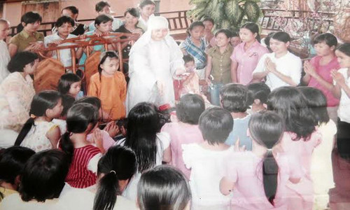 Ni sư Như Thảo, trụ trì và là hiệu trưởng trường nuôi trẻ mồ côi chùa Pháp Võ trong vòng tay yêu thương của những đứa trẻ mồ côi, bất hạnh. Ni sư Như Thảo, trụ trì và là hiệu trưởng trường nuôi trẻ mồ côi chùa Pháp Võ trong vòng tay yêu thương của những đứa trẻ mồ côi, bất hạnh.