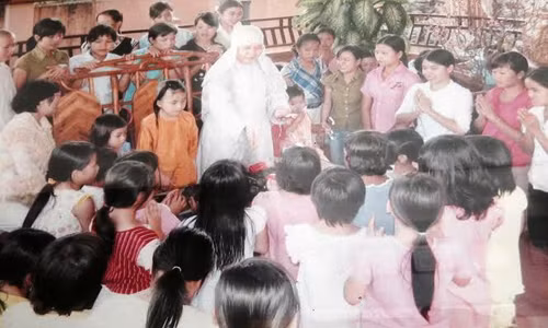 Ni sư Như Thảo, trụ trì và là hiệu trưởng trường nuôi trẻ mồ côi chùa Pháp Võ trong vòng tay yêu thương của những đứa trẻ mồ côi, bất hạnh.