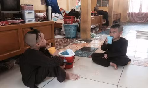 Những trẻ lớn tuổi được nuôi dưỡng tại chùa Huyền Trang, hàng ngày các em được đi học ở những ngôi trường trên địa bàn huyện Nhà Bè.