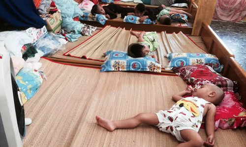 Các trẻ em được nuôi dưỡng tại chùa Huyền Trang. Các trẻ em được nuôi dưỡng tại chùa Huyền Trang.