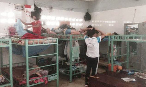 Các em lớn trước giờ đến trường vẫn không quên chăm sóc cho những đứa trẻ còn nhỏ. Các em lớn trước giờ đến trường vẫn không quên chăm sóc cho những đứa trẻ còn nhỏ.