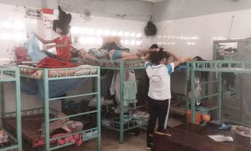 Các em lớn trước giờ đến trường vẫn không quên chăm sóc cho những đứa trẻ còn nhỏ.