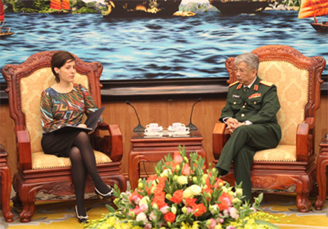 Thượng tướng Nguyễn Chí Vịnh hội đàm với Đại sứ Torda Eszter.