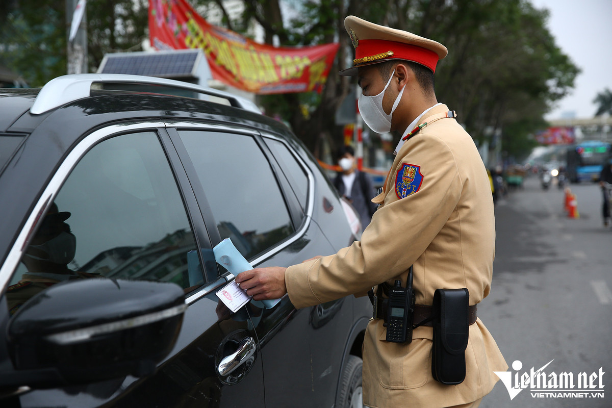 Tài xế G. cũng là trường hợp duy nhất vi phạm nồng độ cồn bị ca công tác xử lý. Trong suốt ca công tác kéo dài 4 giờ, có 400 chủ phương tiện bị kiểm tra. Đại úy Mai Thành Huynh cho biết, sau hơn 1 tháng Công an TP Hà Nội mở cao điểm kiểm tra vi phạm về nồng độ cồn, lượng tài xế vi phạm đã giảm rõ rệt.