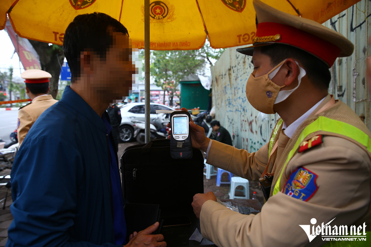 Ví dụ như trường hợp của tài xế N.N.G. (SN 1975, trú tại Hà Nội) điều khiển ô tô mang biển số 30E- 566.XX, vi phạm nồng độ cồn ở mức 0,142 mg/L khí thở. Tổ công tác đã lập biên bản xử phạt tài xế N.N.G. với lỗi vi phạm nồng độ cồn và không có giấy phép lái xe. Với lỗi trên, tài xế G. bị xử phạt đến 9,5 triệu đồng và tạm giữ phương tiện 7 ngày. 