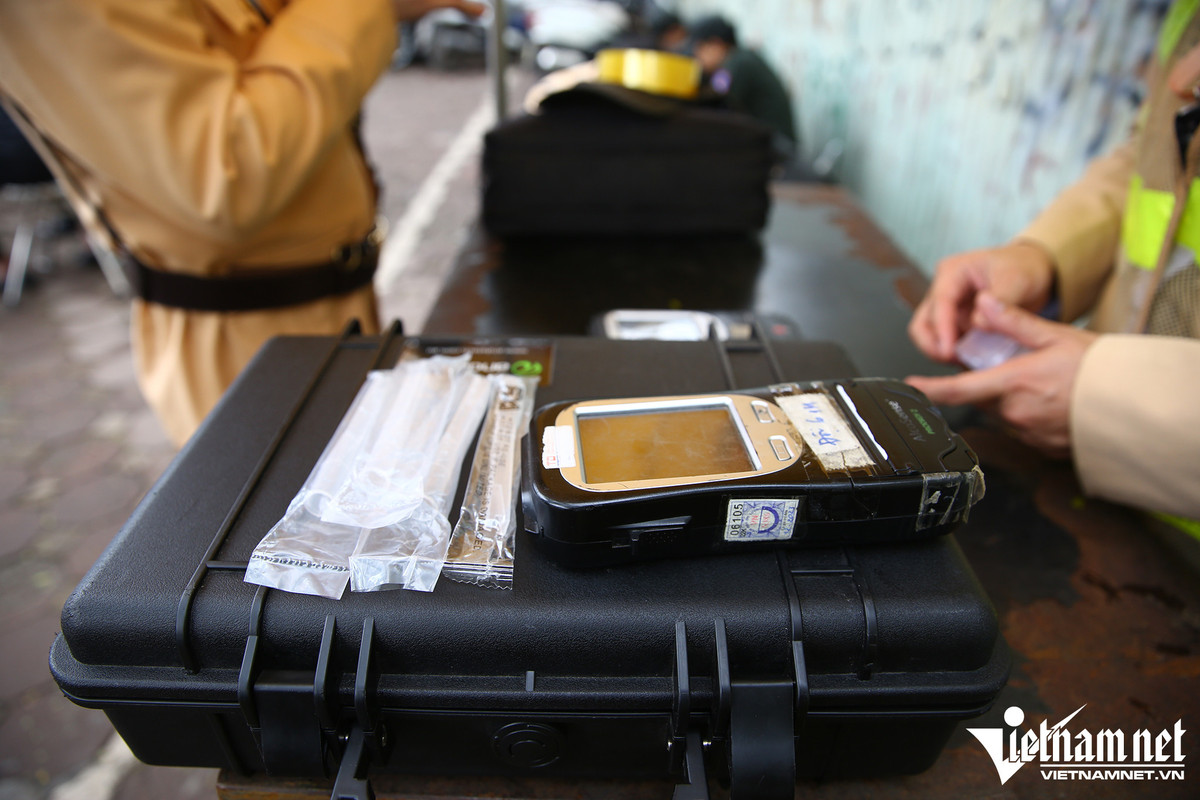 Trước ca công tác, Đại úy Mai Thành Huynh, tổ trưởng Tổ công tác Y6/141 quán triệt nhanh với các thành viên và kiểm tra lại các thiết bị nghiệp vụ. Toàn bộ ống thổi đều là loại ống dùng một lần để đảm bảo sức khỏe cho người được kiểm tra.