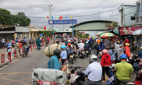 Sự cố vào chiều qua do dông gió lớn đã khiến hàng nghìn người qua phà bị ảnh hưởng.