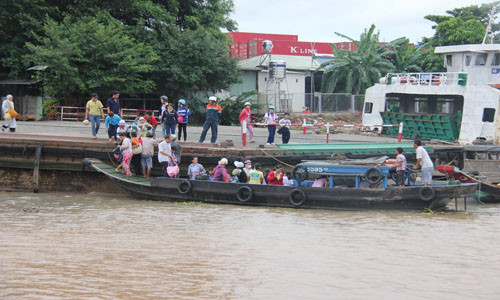 Nhiều người bất chấp thời tiết nguy hiểm, nước sông dân cao cố thuê ghe, đò để vượt sông.