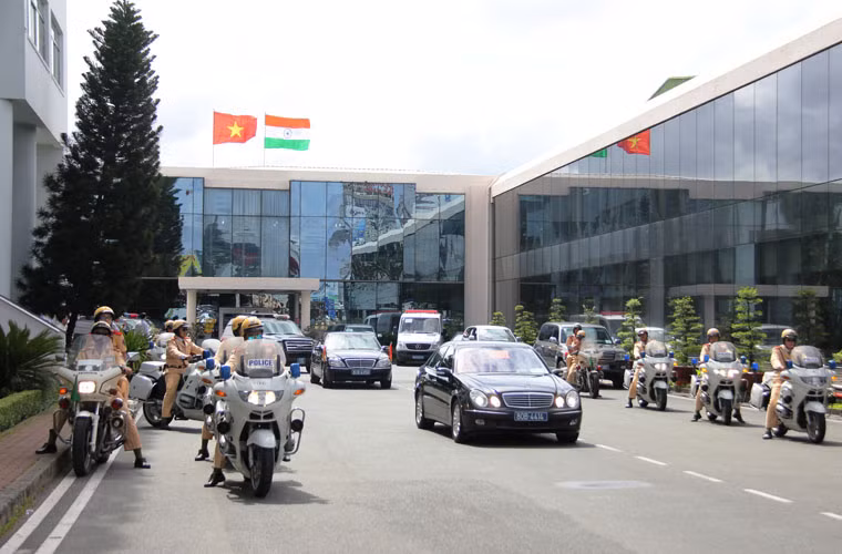 Đúng 14h ngày 16/9, Tổng thống Ấn Độ Pranab Mukherjee cùng đoàn đại biểu cấp cao Nhà nước Ấn Độ đã sân bay Tân Sơn Nhất, bắt đầu chuyến thăm TP HCM sau 2 ngày ở Hà Nội trong chuyến thăm chính thức Việt Nam theo lời mời của Chủ tịch nước Cộng hòa Xã hội Chủ nghĩa Việt Nam Trương Tấn Sang.