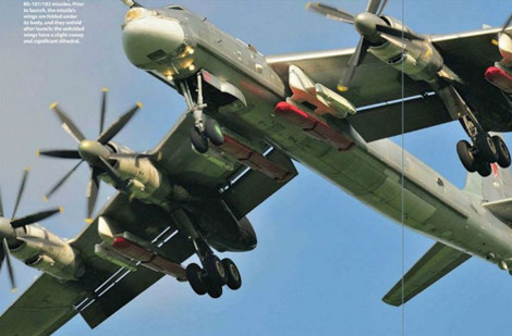 Tu-95 mang 4 tên lửa hành trình chiến lược tầm xa ở các treo trên cánh.