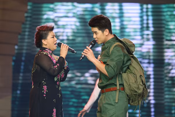 NSND Thanh Hoa và con trai Tôn Thái Sơn tái hiện một câu chuyện tình yêu xúc động khi hát "Gửi em ở cuối sông Hồng"