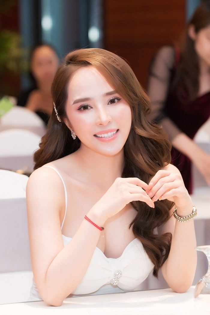 Bi quyet chon trang phuc khien Quynh Nga ngay cang quyen ru-Hinh-2