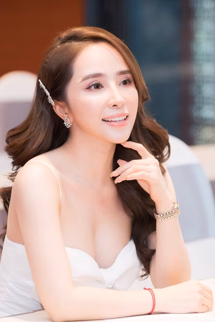 Bi quyet chon trang phuc khien Quynh Nga ngay cang quyen ru