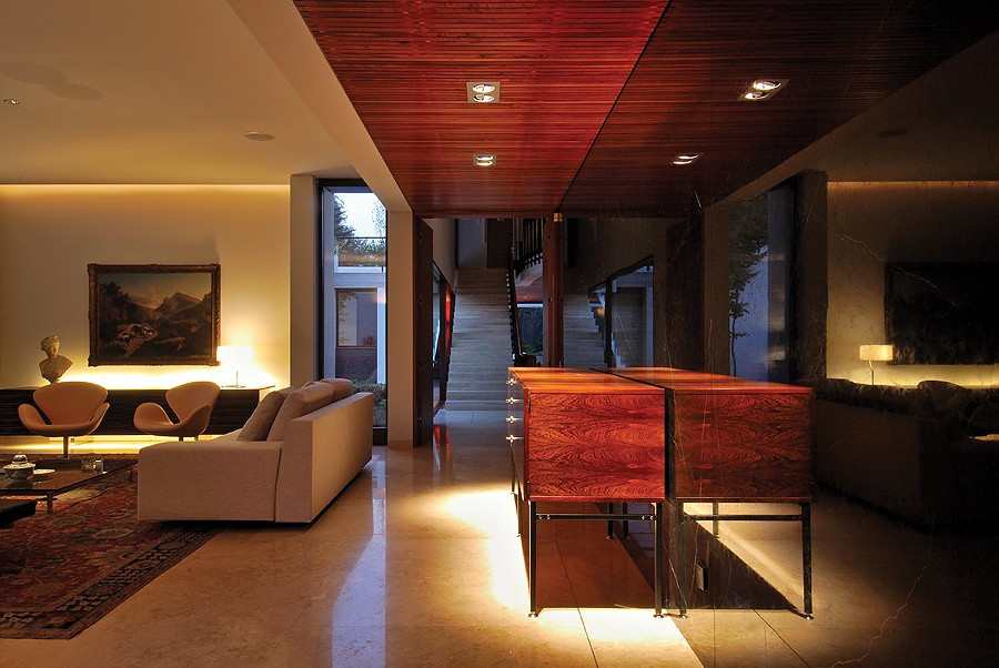 Thiết kế nội thất của ngôi nhà hướng tới sự tận hưởng các giây phút thư giãn, nên không gian của tất cả các phòng đều mở, từ phòng ngủ cho tới hành lang, bếp, phòng làm việc,...