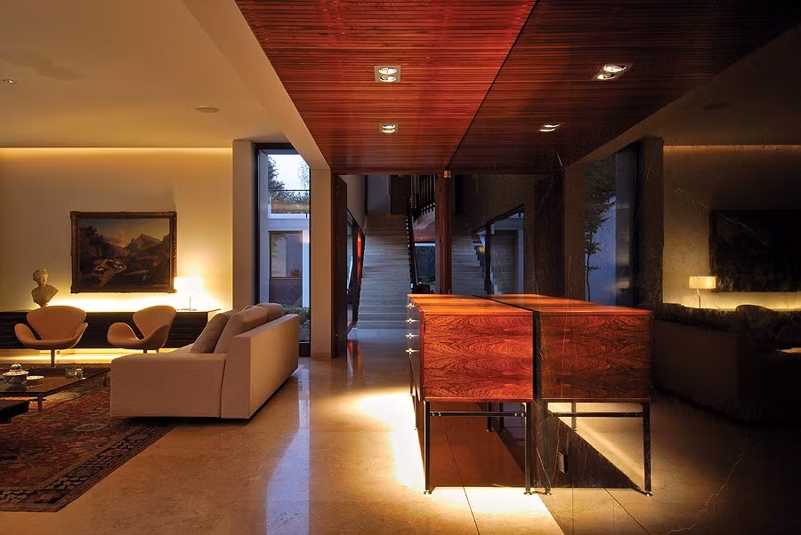 Thiết kế nội thất của ngôi nhà hướng tới sự tận hưởng các giây phút thư giãn, nên không gian của tất cả các phòng đều mở, từ phòng ngủ cho tới hành lang, bếp, phòng làm việc,...