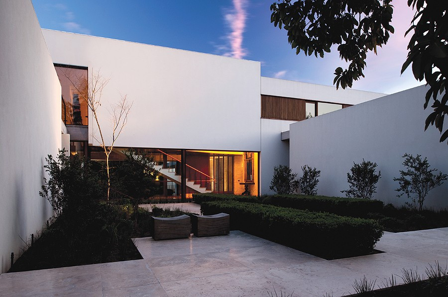 Ngôi nhà có một sân rộng lớn được thiết kế như bãi đỗ xe khách, tạo ra một lối vào dài dẫn đến cổng chính tăng cảm giác cởi mở cho căn nhà.