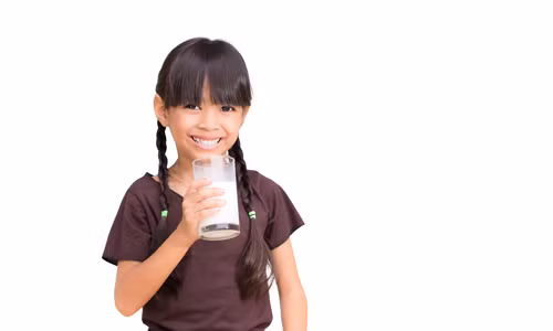 Thay đổi vị sữa mới sẽ là cách giúp trẻ vui uống sữa mỗi ngày Ảnh: Shutterstock