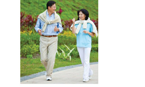  3. Đi bộ. Tất cả các bác sĩ và chuyên gia sẽ khuyên bạn nên đi bộ khi bạn muốn thực hiện một môn thể dục thể thao nào đó đem lại sự dẻo dai và sự tươi tắn cho cơ thể. Hãy đi bộ thường xuyên mỗi ngày. Đi bộ cũng là một bài tập tuyệt vời để dành thời gian cho chính bản thân mỗi người.