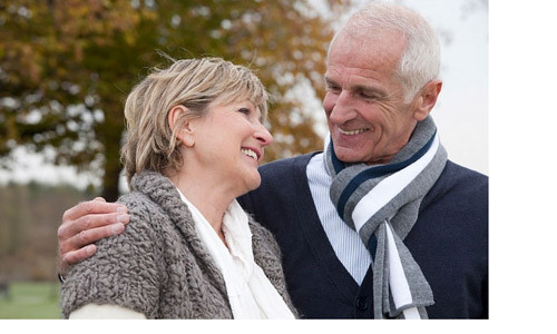 Người già giữ được tinh thần thoải mái và vui vẻ sẽ khiến sức khỏe được nâng cao. (Ảnh minh họa)