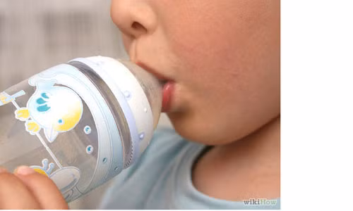 Hãy cho trẻ uống sữa công thức được đặc chế để có cấu trúc gần như sữa mẹ giúp trẻ dần yêu thích sữa và sẽ có thói quen thích uống sữa thường xuyên.