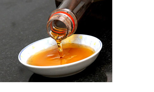 2. Cho mắm, muối vào đồ ăn của trẻ dưới 1 tuổi: Đối với trẻ nhỏ dưới 1 tuổi thì không nên cho mắm muối vào thức ăn vì chức năng thận của trẻ còn rất non yếu chỉ đào thải được 1 gam muối/ngày. Các mẹ khi cho con ăn bột kể cả nấu với thịt, cá, tôm cũng không cần cho muối và mắm.