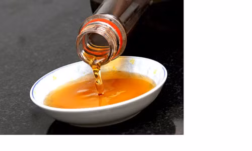 2. Cho mắm, muối vào đồ ăn của trẻ dưới 1 tuổi: Đối với trẻ nhỏ dưới 1 tuổi thì không nên cho mắm muối vào thức ăn vì chức năng thận của trẻ còn rất non yếu chỉ đào thải được 1 gam muối/ngày. Các mẹ khi cho con ăn bột kể cả nấu với thịt, cá, tôm cũng không cần cho muối và mắm.