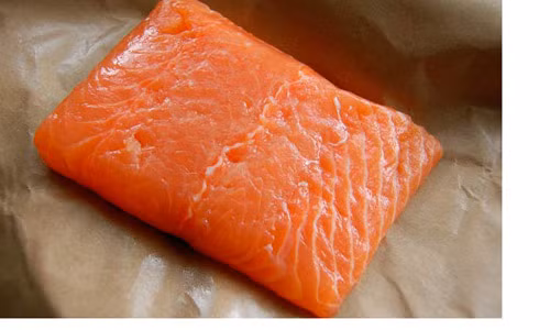 16. Cá hồi nuôi. Cá hồi được nuôi trong trang trại có thể bị nhiễm các loại chất hóa học, thuốc kháng sinh, thuốc trừ sâu cũng như các chất sinh ung thư khác bởi chế độ ăn hàng ngày của chúng. Trong cá hồi trang trại, lượng omega-3 tốt cho sức khỏe cũng ít hơn so với cá hồi sống ở tự nhiên. Nghiên cứu đã chỉ ra rằng, cá hồi được nuôi trong trang trại chữa hàm lượng PCB, thủy ngân và các chất gây ung thư cao.