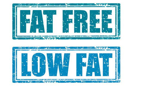 1. Thực phẩm ăn kiêng. Thực phẩm trong chế độ ăn kiêng bao gồm thực phẩm đông lạnh, thực phẩm đóng gói sẵn hoặc dán nhãn là "ăn kiêng" hay "ít béo thường chứa chất hóa học aspartam, đây là một chất hóa học gây ra bệnh ung thư, dị tật bẩm sinh, và các vấn đề về tim mạch.