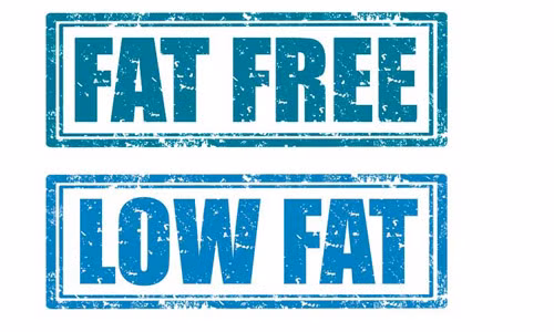 1. Thực phẩm ăn kiêng. Thực phẩm trong chế độ ăn kiêng bao gồm thực phẩm đông lạnh, thực phẩm đóng gói sẵn hoặc dán nhãn là "ăn kiêng" hay "ít béo thường chứa chất hóa học aspartam, đây là một chất hóa học gây ra bệnh ung thư, dị tật bẩm sinh, và các vấn đề về tim mạch.