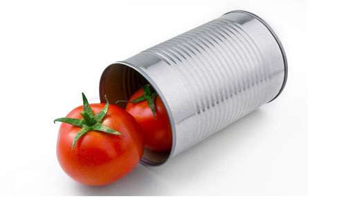 4. Cà chua đóng hộp. Trên thực tế, hầu hết các loại thực phẩm đóng hộp được phủ bằng một lớp hóa bên trong được gọi là bisphenol-A hay BPA. Đối với thực phẩm đóng hộp, cà chua đặc biệt nguy hiểm do có chứa hàm lượng axit cao, lượng axit này chính là nguyên nhân làm cho lớp hóa chất BPA từ vỏ hộp thấm vào chính cà chua. Vì vậy, cách tốt nhất để đảm bảo an toàn, bạn nên mua cà chua đựng trong lọ thủy tinh.