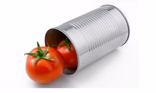 4. Cà chua đóng hộp. Trên thực tế, hầu hết các loại thực phẩm đóng hộp được phủ bằng một lớp hóa bên trong được gọi là bisphenol-A hay BPA. Đối với thực phẩm đóng hộp, cà chua đặc biệt nguy hiểm do có chứa hàm lượng axit cao, lượng axit này chính là nguyên nhân làm cho lớp hóa chất BPA từ vỏ hộp thấm vào chính cà chua. Vì vậy, cách tốt nhất để đảm bảo an toàn, bạn nên mua cà chua đựng trong lọ thủy tinh.