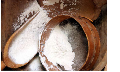 12. Bột tinh chế. Hạt đã tinh chế làm mất đi các chất dinh dưỡng tự nhiên. Các nhà máy xay chưa vừa lòng chờ đợi cho bột xay thành trắng nên tẩy bột cho trắng bằng một hóa chất gọi là chlorine gas.Hóa chất này là chất kích hoạt nguy hiểm, không an toàn khi hít phải và có thể gây chết người nếu nhiều về số lượng. Bột trắng tinh chế ẩn núp trong nhiều thực phẩm đã chế biến, có tỷ lệ glycemic rất cao, làm tăng nhanh insulin và lượng đường trong máu, là nguyên nhân chính gây ra bệnh tiểu đường, ngoài ra còn làm lây lan nhanh các tế bào ung thư bằng cách nuôi trực tiếp các tế bào này. Những cục u bướu gây ung thư được nuôi sống bằng đường trong máu. Khi tránh không ăn các loại hạt đã được tinh chế, như bột mì trắng, chúng ta ít ra có thể tránh được những cục u háu ăn này.