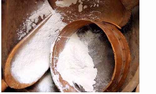 12. Bột tinh chế. Hạt đã tinh chế làm mất đi các chất dinh dưỡng tự nhiên. Các nhà máy xay chưa vừa lòng chờ đợi cho bột xay thành trắng nên tẩy bột cho trắng bằng một hóa chất gọi là chlorine gas.Hóa chất này là chất kích hoạt nguy hiểm, không an toàn khi hít phải và có thể gây chết người nếu nhiều về số lượng. Bột trắng tinh chế ẩn núp trong nhiều thực phẩm đã chế biến, có tỷ lệ glycemic rất cao, làm tăng nhanh insulin và lượng đường trong máu, là nguyên nhân chính gây ra bệnh tiểu đường, ngoài ra còn làm lây lan nhanh các tế bào ung thư bằng cách nuôi trực tiếp các tế bào này. Những cục u bướu gây ung thư được nuôi sống bằng đường trong máu. Khi tránh không ăn các loại hạt đã được tinh chế, như bột mì trắng, chúng ta ít ra có thể tránh được những cục u háu ăn này.