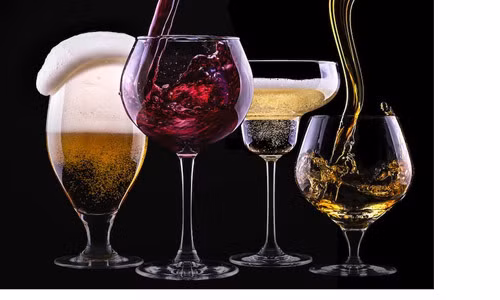 8. Đồ uống có cồn. Một nghiên cứu của Mỹ theo dõi về cách sống và chế độ ăn của hơn 200 nghìn phụ nữ trong hơn 14 năm cho thấy, những phụ nữ mãn kinh uống một ly có cồn mỗi ngày có nguy cơ mắc bệnh ung thư vú cao hơn gần 30% so với những người không uống. Đồ uống có cồn như rượu được coi là nguyên nhân gây ung thư thứ hai sau thuốc lá. Mặc dù uống một lượng rượu, bia vừa phải có thể tốt cho sức khỏe và làm giảm nguy cơ bệnh tim nhưng trái lại, uống quá nhiều rượu sẽ ảnh hưởng đến tim, có thể gây đột quỵ hoặc đột tử. Theo chuyên gia khuyên, bạn vẫn nên thưởng thức một ly rượu vang mỗi bữa ăn tối, để tốt cho sức khỏe của bạn.