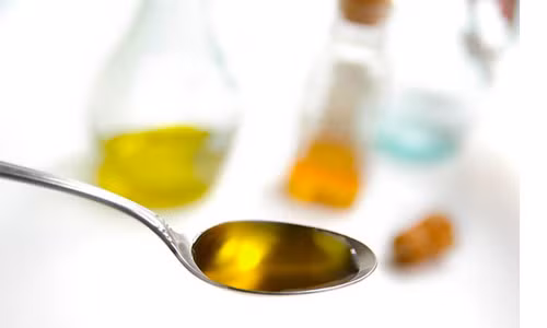  3. Dầu ăn chưa bão hòa. Tất cả các dầu chưa bão hòa đều là dầu thực vật. Mà dầu thực vật không thể lấy ra được tự nhiên (như bơ) mà phải dùng phương pháp hóa học để lấy ra từ gốc rồi được thay đổi cho hợp với người tiêu dùng. Chúng thường được khử mùi và nhuộm màu để trông cho bắt mắt. Tất cả các dầu thực vật đều chứa mức độ cao các acid béo Omega-6. Nhiều Omega-6 quá gây ra bệnh tim mạch và một số bệnh ung thư - đặc biệt là ung thư da.