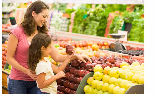 5. Trái cây phi hữu cơ. Các loại trái cây phi hữu cơ thường bị nhiễm một số loại thuốc trừ sâu nguy hiểm như atrazine, thiodicarb hoặc phân bón có hàm lượng nitrogen cao. Thuốc trừ sâu là những chất hóa học độc hại đối với côn trùng cũng như con người. Táo có lẽ là loại trái cây chứa thuốc trừ sâu nguy hiểm nhất khi người ta phát hiện chất độc hại này trong hơn 98% số táo được kiểm tra. Tiếp sau đó là cam, dâu tây và nho với khoảng 90%. Trên thực tế, chúng ta không thể loại bỏ 100% dư lượng hóa chất trong những loại trái cây này sau khi rửa chúng. Một nghiên cứu năm 2009 cho thấy rằng khi phụ nữ mang thai uống nước ô nhiễm atrazine, đứa trẻ sinh ra sẽ bị giảm trọng lượng cơ thể.