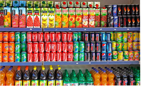 10. Đồ uống có ga. Một nghiên cứu gần đây được công bố vào tháng 5 trên Tạp chí Dinh dưỡng của Mỹ cho thấy có sự liên hệ giữa việc uống nước ngọt thường xuyên với bệnh ung thư và nghiên cứu cũng chỉ ra rằng những người uống nhiều hơn một lon nước ngọt mỗi ngày có nguy cơ bị đột quỵ cao hơn so với những người không uống. Tiêu thụ một lượng đường lớn trong nước ngọt có ga sẽ khiến cho lượng đường trong máu bạn tăng vọt, dẫn đến tình trạng viêm và kháng insulin. Lượng insulin liên tục tăng cao tạo ra môi trường cho ung thư màng tử cung phát triển. Bên cạnh đó, nước ngọt dễ dẫn đến béo phi, chứng bệnh này gắn liền với nguy cơ ung thư đại trực tràng, ung thư vú sau mãn kinh, ung thư thực quản,nội mạc tử cung, thận, tuyến tụy, túi mật, và buồng trứng.