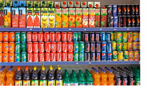 10. Đồ uống có ga. Một nghiên cứu gần đây được công bố vào tháng 5 trên Tạp chí Dinh dưỡng của Mỹ cho thấy có sự liên hệ giữa việc uống nước ngọt thường xuyên với bệnh ung thư và nghiên cứu cũng chỉ ra rằng những người uống nhiều hơn một lon nước ngọt mỗi ngày có nguy cơ bị đột quỵ cao hơn so với những người không uống. Tiêu thụ một lượng đường lớn trong nước ngọt có ga sẽ khiến cho lượng đường trong máu bạn tăng vọt, dẫn đến tình trạng viêm và kháng insulin. Lượng insulin liên tục tăng cao tạo ra môi trường cho ung thư màng tử cung phát triển. Bên cạnh đó, nước ngọt dễ dẫn đến béo phi, chứng bệnh này gắn liền với nguy cơ ung thư đại trực tràng, ung thư vú sau mãn kinh, ung thư thực quản,nội mạc tử cung, thận, tuyến tụy, túi mật, và buồng trứng.