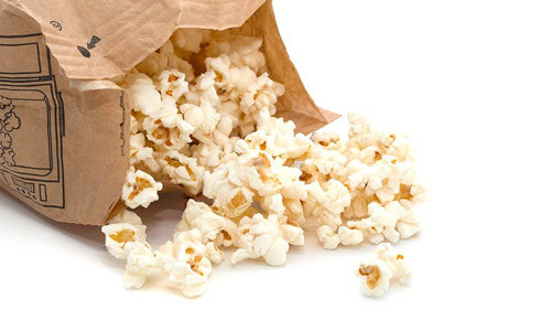 7. Bỏng ngô từ lò vi sóng. Túi đựng bắp bung dùng cho lò vi sóng đã được phủ một lớp hóa chất gọi là axit perfluorooctanoic làm tăng nguy cơ ung thư và gây vô sinh. Ngoài ra, bỏng ngô trong lò vi sóng còn liên quan một số bệnh như bệnh ung thư gan, ung thư tinh hoàn và ung thư tuyến tụy.