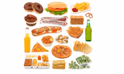 14. Thực phẩm muối mặn, để chua hoặc xông khói. Muốn để thực phẩm được lâu, người ta thường dùng nitrates hoặc nitrites làm chất bảo quản, cũng như nhuộm thêm màu cho thịt. Tuy nitrates tự nó không gây ung thư, nhưng một khi vào cơ thể nó biến thành hợp chất N-nitroso, liên quan đến nguy cơ phát triển ung thư. Thực phẩm xông khói như thịt hoặc các loại hạt (nuts) thường hấp thụ nhiều than (tar) do khói tạo ra. Tar cũng là chất gây ung thư. Bacon, sausage, bologna, salami có nhiều chất béo và muối. Thực phẩm muối chua cũng có rất nhiều muối. Có bằng chứng đáng tin là ăn những thực phẩm này làm tăng nguy cơ bị ung thư ruột và bao tử. Ở Nhật, vì thực phẩm truyền thống rất mặn hoặc hun khói nên tỷ lệ ung thư bao tử khá cao.