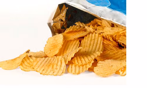 15. Khoai tây chiên. Khoai tây chiên là món ăn nhanh có giá rẻ, hương vị ngon. Tuy nhiên, Cục Quản lý Thực phẩm và Dược phẩm Mỹ (FDA) đã khuyến cáo người dân nên cắt giảm các thực phẩm có chứa acrylamide ví dụ như khoai tây chiên vì đây là chất có thể gây ung thư. Acrylamide được hình thành khi khoai được chiên ở nhiệt độ cao. Vì vậy, khi bạn chiên khoai, không nên để khoai cháy sang thành màu nâu hoặc không nên lưu trữ lâu trong tủ lạnh vì như vậy có thể làm tăng số lượng acrylamide khi được chiên. Ngoài ra, hàm lượng natri vượt mức của khoai tây chiên có thể khiến nhiều người mắc bệnh cao huyết áp.